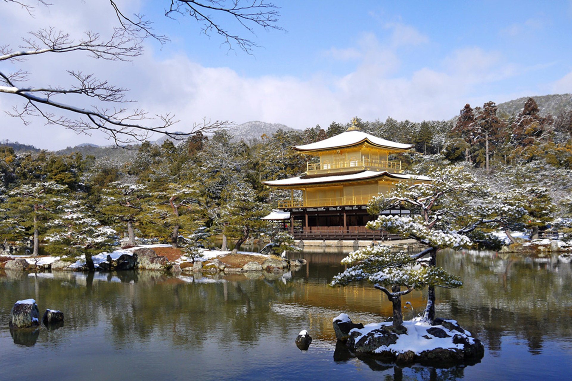 金閣寺の雪景色