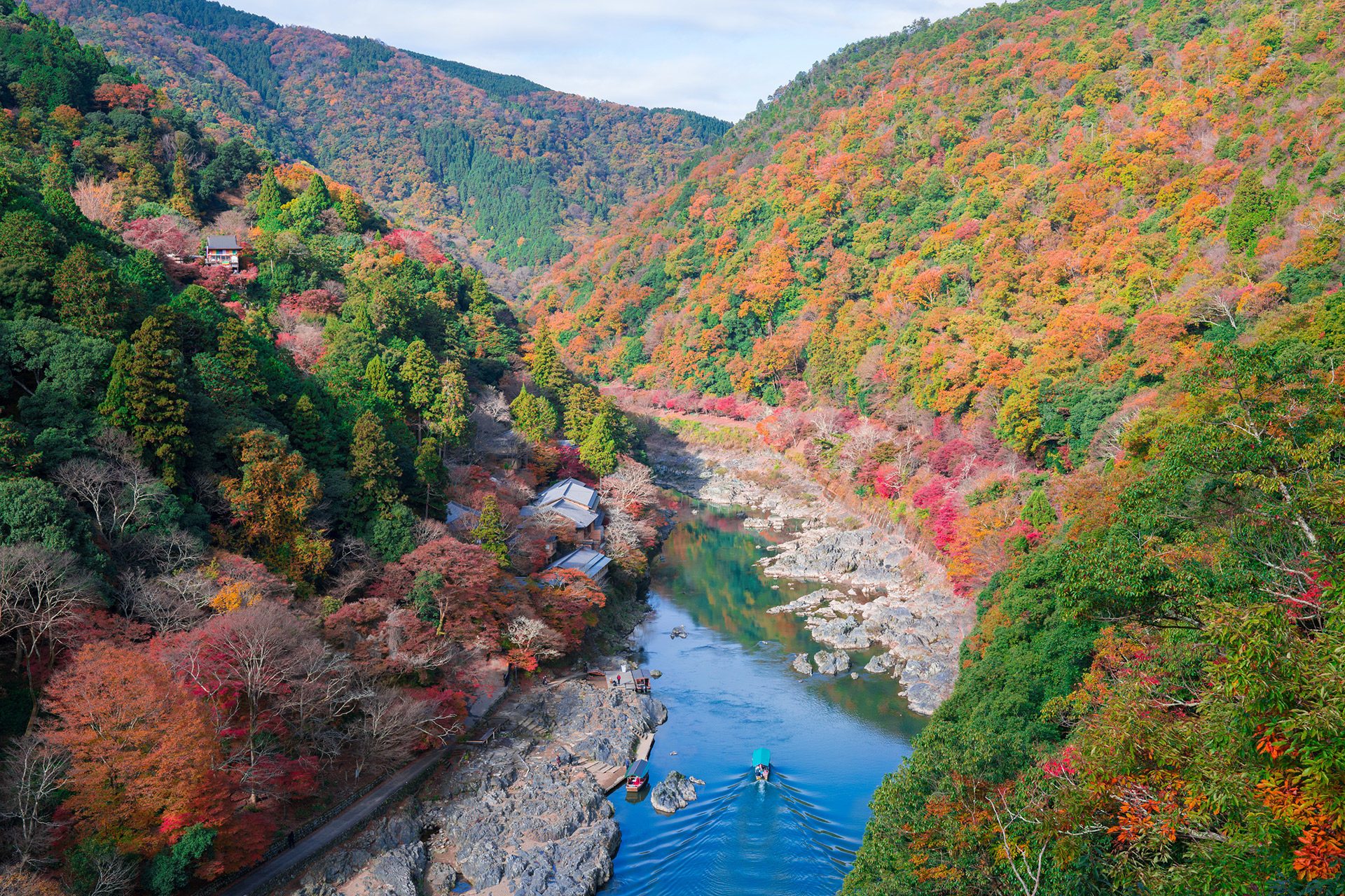 京都の保津峡の紅葉