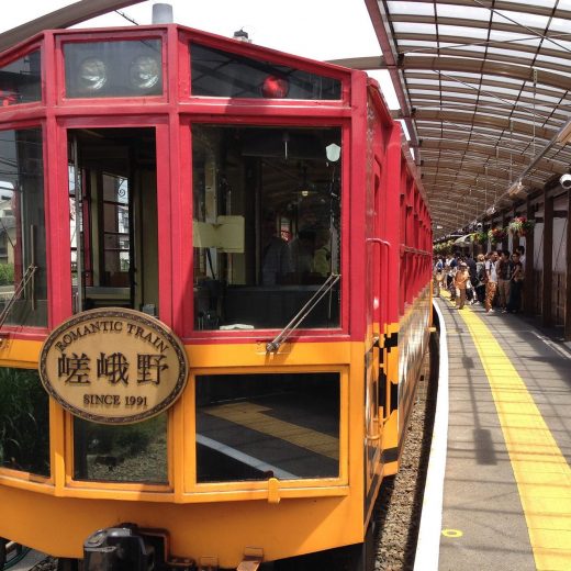 趁着枫叶季，推荐您乘坐嵯峨野トロッコ电车观赏哦