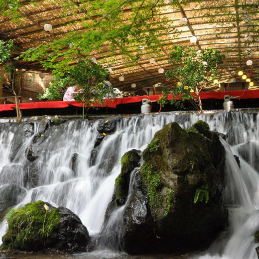 在貴船的潺潺流水中享受充滿清凉感的京都裡屋的河床吧！