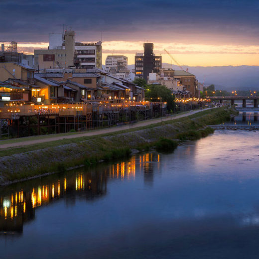 輕鬆地享受京都夏天的風景詩.鴨川納涼床吧！